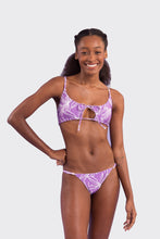 Carica l'immagine nel visualizzatore di Gallery, Model Front: Rio De Sol Reggiseno Top Trail-Purple Tank-Tie
