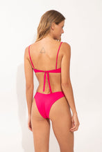 Carica l'immagine nel visualizzatore di Gallery, Model Back: Wednesday In Hawaii By Rio De Sol Slip Bottom Guava Kai