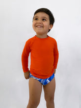 Carica l'immagine nel visualizzatore di Gallery, Model Front: Rio De Sol Protezioni Da Eruzioni Calendula Rash-Guard Kids