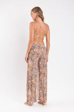 Carica l'immagine nel visualizzatore di Gallery, Model Back: Rio De Sol Pantaloni Da Spiaggia Leopard Wide Pants