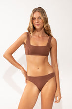 Carica l'immagine nel visualizzatore di Gallery, Model Front: Rio De Sol Reggiseno Top Sand-Cappuccino Mary