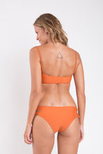 Carica l'immagine nel visualizzatore di Gallery, Model Back: Rio De Sol Slip Bottom Ocre Madrid