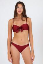 Carica l'immagine nel visualizzatore di Gallery, Model Front: Rio De Sol Completo Set Shimmer-Divino Bandeau-Knot Essential