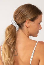 Carica l'immagine nel visualizzatore di Gallery, Model Front: Rio De Sol Accessori Per Capelli Linea-White Scrunchie
