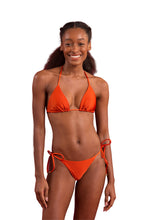 Carica l'immagine nel visualizzatore di Gallery, Model Front: Rio De Sol Completo Set Shimmer-Paprica Tri-Inv Cheeky-Tie