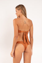 Carica l'immagine nel visualizzatore di Gallery, Model Back: Rio De Sol Reggiseno Top Shimmer-Nocciola Mavi