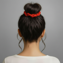 Carica l'immagine nel visualizzatore di Gallery, Model Back: Rio De Sol Accessori Per Capelli Rouge Scrunchie