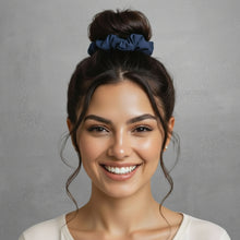 Carica l'immagine nel visualizzatore di Gallery, Model Front: Rio De Sol Accessori Per Capelli Navy Scrunchie