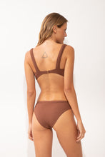 Carica l'immagine nel visualizzatore di Gallery, Model Back: Rio De Sol Reggiseno Top Sand-Cappuccino Mary