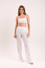 Carica l'immagine nel visualizzatore di Gallery, Model Front: Rio De Sol Pantaloni Da Spiaggia Memphis-White Pants Lana