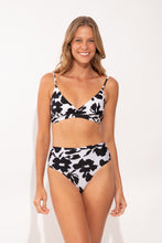 Carica l'immagine nel visualizzatore di Gallery, Model Front: Rio De Sol Slip Bottom Poppy Hotpants