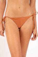 Carica l'immagine nel visualizzatore di Gallery, Gallery: Rio De Sol Slip Bottom Shimmer-Nocciola Cheeky-Tie-Gold