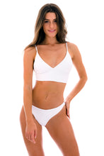 Carica l'immagine nel visualizzatore di Gallery, Model Front: Rio De Sol Reggiseno Top Cotele-Branco Tri-Tank
