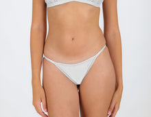 Carica l'immagine nel visualizzatore di Gallery, Model Front: Rio De Sol Slip Bottom Shimmer-White California
