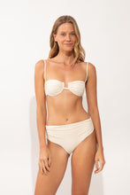 Carica l'immagine nel visualizzatore di Gallery, Model Front: Rio De Sol Reggiseno Top Malibu-Natural Zaya