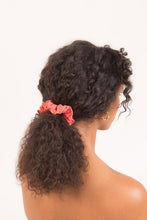 Carica l'immagine nel visualizzatore di Gallery, Model Front: Rio De Sol Accessori Per Capelli Malibu-Nina Scrunchie