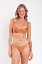 Carica l'immagine nel visualizzatore di Gallery, Model Front: Rio De Sol Reggiseno Top Nocciola Amelia