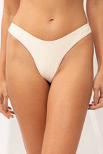 Carica l'immagine nel visualizzatore di Gallery, Gallery: Rio De Sol Slip Bottom Malibu-Natural Nara