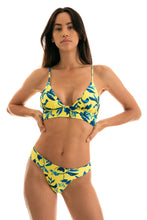 Carica l'immagine nel visualizzatore di Gallery, Model Front: Rio De Sol Reggiseno Top Lemon Flower Tri Cos