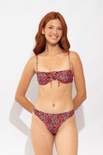 Carica l'immagine nel visualizzatore di Gallery, Model Front: Rio De Sol Reggiseno Top Coral-Feline Balconet-Tie