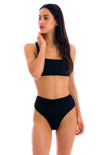 Carica l'immagine nel visualizzatore di Gallery, Model Front: Rio De Sol Completo Set St-Tpz-Black Reto Hotpant-High