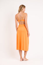 Carica l'immagine nel visualizzatore di Gallery, Model Back: Rio De Sol Gonna Da Spiaggia Bio-Laranjada Long Skirt Knot