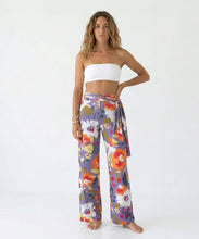 Carica l'immagine nel visualizzatore di Gallery, Model Front: Rio De Sol Pantaloni Da Spiaggia Garden-Flower Pants Knot