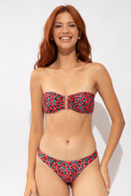 Carica l'immagine nel visualizzatore di Gallery, Model Front: Rio De Sol Slip Bottom Coral-Feline Nice