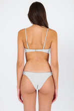 Carica l'immagine nel visualizzatore di Gallery, Model Back: Rio De Sol Reggiseno Top Shimmer-White Bandeau-Knot