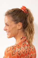 Carica l'immagine nel visualizzatore di Gallery, Model Front: Rio De Sol Accessori Per Capelli Maracai Scrunchie