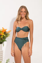 Carica l'immagine nel visualizzatore di Gallery, Model Front: Rio De Sol Completo Set Palace Twist Belted-High-Waist