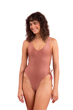 Carica l'immagine nel visualizzatore di Gallery, Model Front: Rio De Sol Intero Shimmer-Copper Zoe