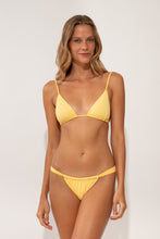 Carica l'immagine nel visualizzatore di Gallery, Model Front: Wednesday In Hawaii By Rio De Sol Slip Bottom Lilikoi Waimea