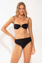 Carica l'immagine nel visualizzatore di Gallery, Model Front: Rio De Sol Reggiseno Top Malibu-Black Zaya