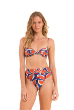 Carica l'immagine nel visualizzatore di Gallery, Model Front: Rio De Sol Completo Set Leaves Bandeau-Joy Hotpants