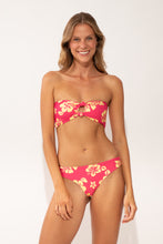 Carica l'immagine nel visualizzatore di Gallery, Model Front: Wednesday In Hawaii By Rio De Sol Completo Set Pua-Guava Lani Waikiki