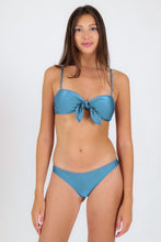 Carica l'immagine nel visualizzatore di Gallery, Model Front: Rio De Sol Completo Set Shimmer-Baltic-Sea Bandeau-Knot Nice-Fio