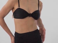 Carica e avvia il video nel visualizzatore di galleria, Video: Rio De Sol Gonna Da Spiaggia Black Mini Skirt Ruched