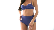 Carica e avvia il video nel visualizzatore di galleria, Video: Rio De Sol Slip Calcinha Radiante Azul Marinho Hot Pant