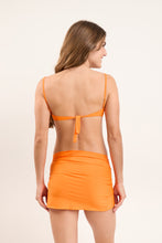 Carica l'immagine nel visualizzatore di Gallery, Model Back: Rio De Sol Gonna Da Spiaggia Bio-Laranjada Skirt Knot