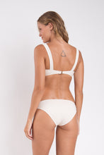 Carica l'immagine nel visualizzatore di Gallery, Model Back: Rio De Sol Slip Bottom Malibu-Natural Essential-Comfy
