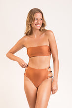 Carica l'immagine nel visualizzatore di Gallery, Model Front: Rio De Sol Slip Bottom Nocciola High-Waist-Spin