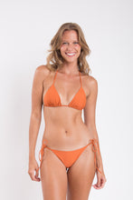 Carica l'immagine nel visualizzatore di Gallery, Model Front: Rio De Sol Slip Bottom Ocre Lacinho