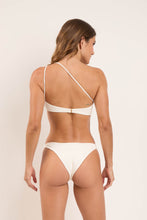 Carica l'immagine nel visualizzatore di Gallery, Model Back: Rio De Sol Slip Bottom Sand-Chantilly Leblon