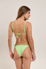 Carica l'immagine nel visualizzatore di Gallery, Model Back: Rio De Sol Slip Bottom Sand-Menta Lacinho