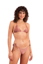 Carica l'immagine nel visualizzatore di Gallery, Model Front: Rio De Sol Slip Bottom Shimmer-Copper Cheeky-Tie