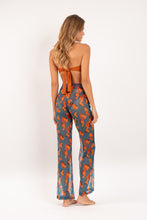 Carica l'immagine nel visualizzatore di Gallery, Model Back: Rio De Sol Pantaloni Da Spiaggia Luma Pants Lana