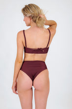 Carica l'immagine nel visualizzatore di Gallery, Model Back: Rio De Sol Completo Set Barolo Bandeau-Reto Hotpants