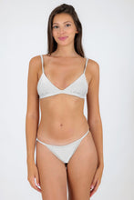 Carica l'immagine nel visualizzatore di Gallery, Model Front: Rio De Sol Completo Set Shimmer-White Tri-Fixo California
