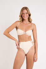 Carica l'immagine nel visualizzatore di Gallery, Model Front: Rio De Sol Reggiseno Top Malibu-Natural Bandeau-Iris
